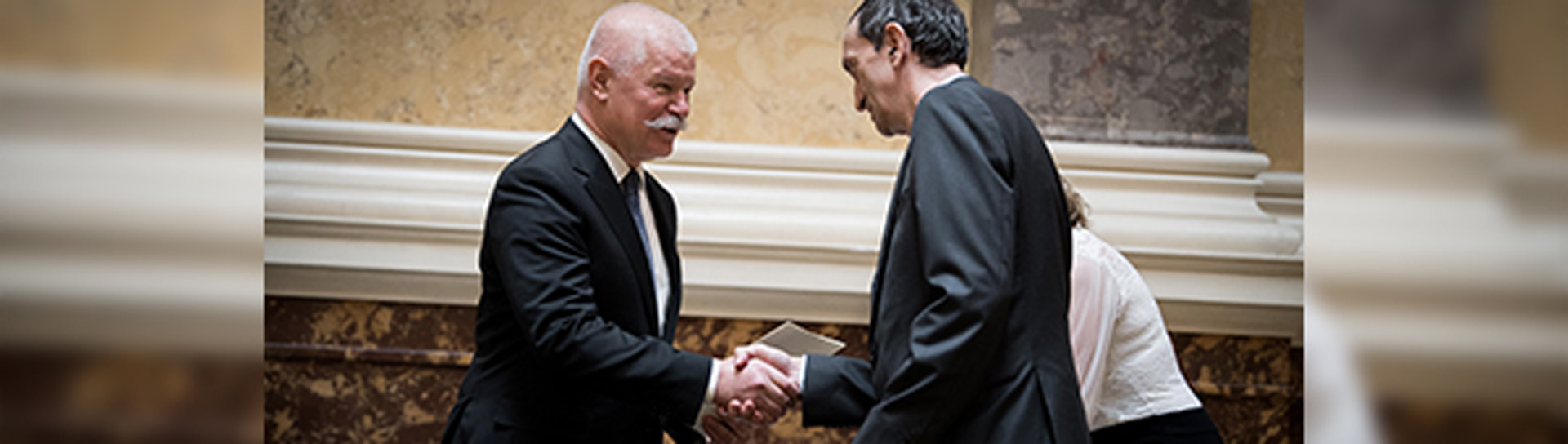 Hír bélyegképe: Dr. Berke József oktatónk átvette a főiskolai tanári kinevezését