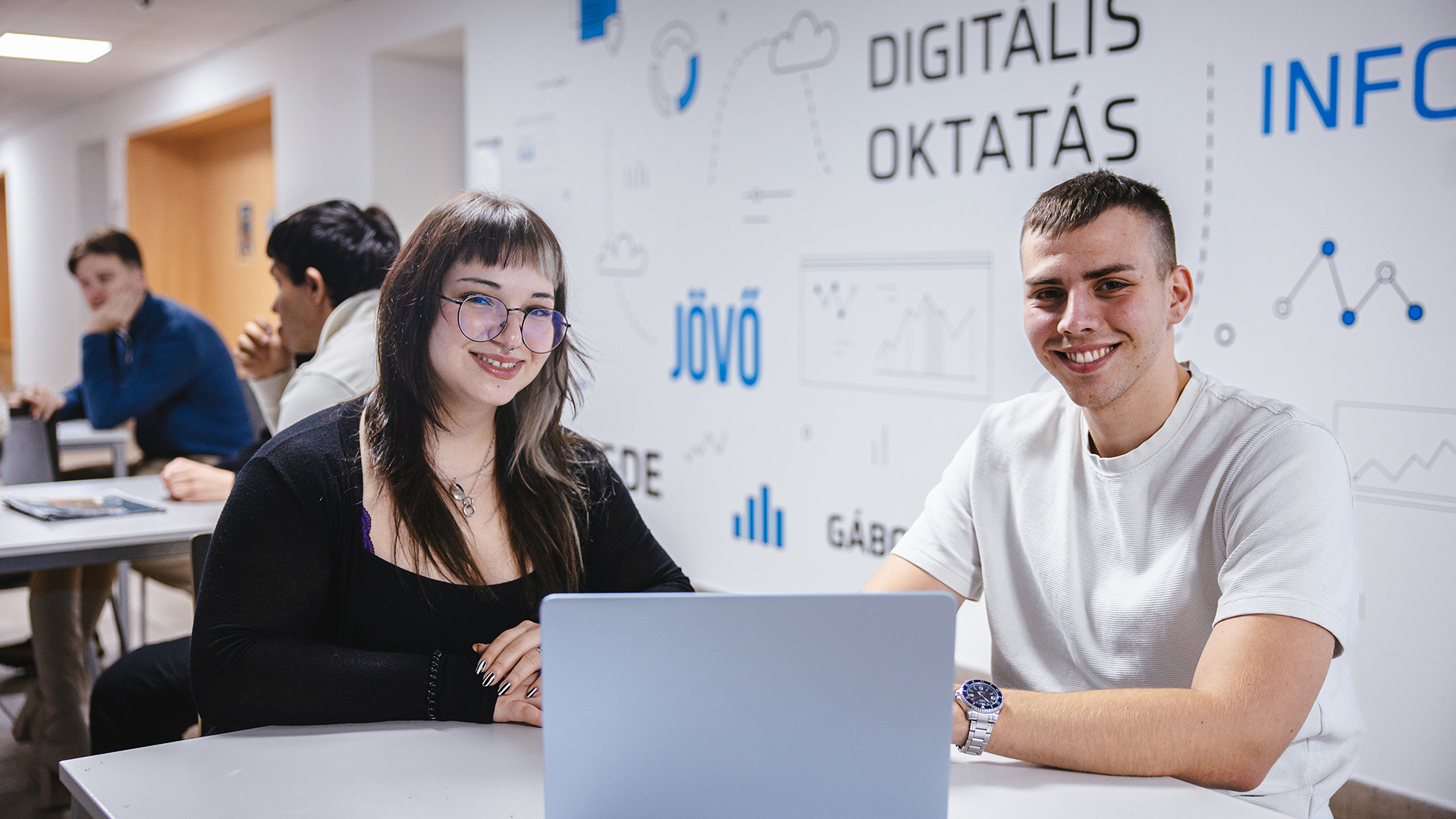 Hír bélyegképe: A Gábor Dénes Egyetem szerint az MI nem kiváltja, hanem átformálja az informatikus szakmát